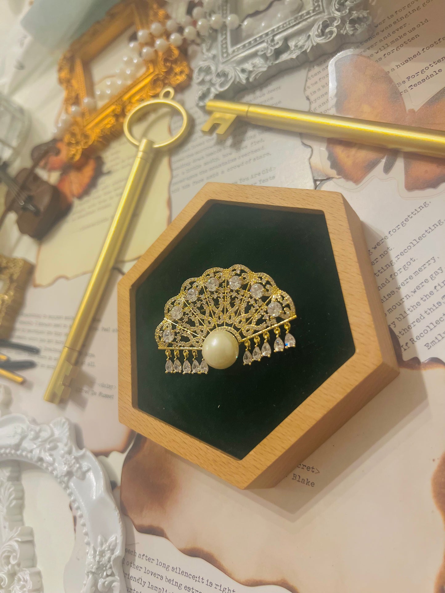 Brooch 025