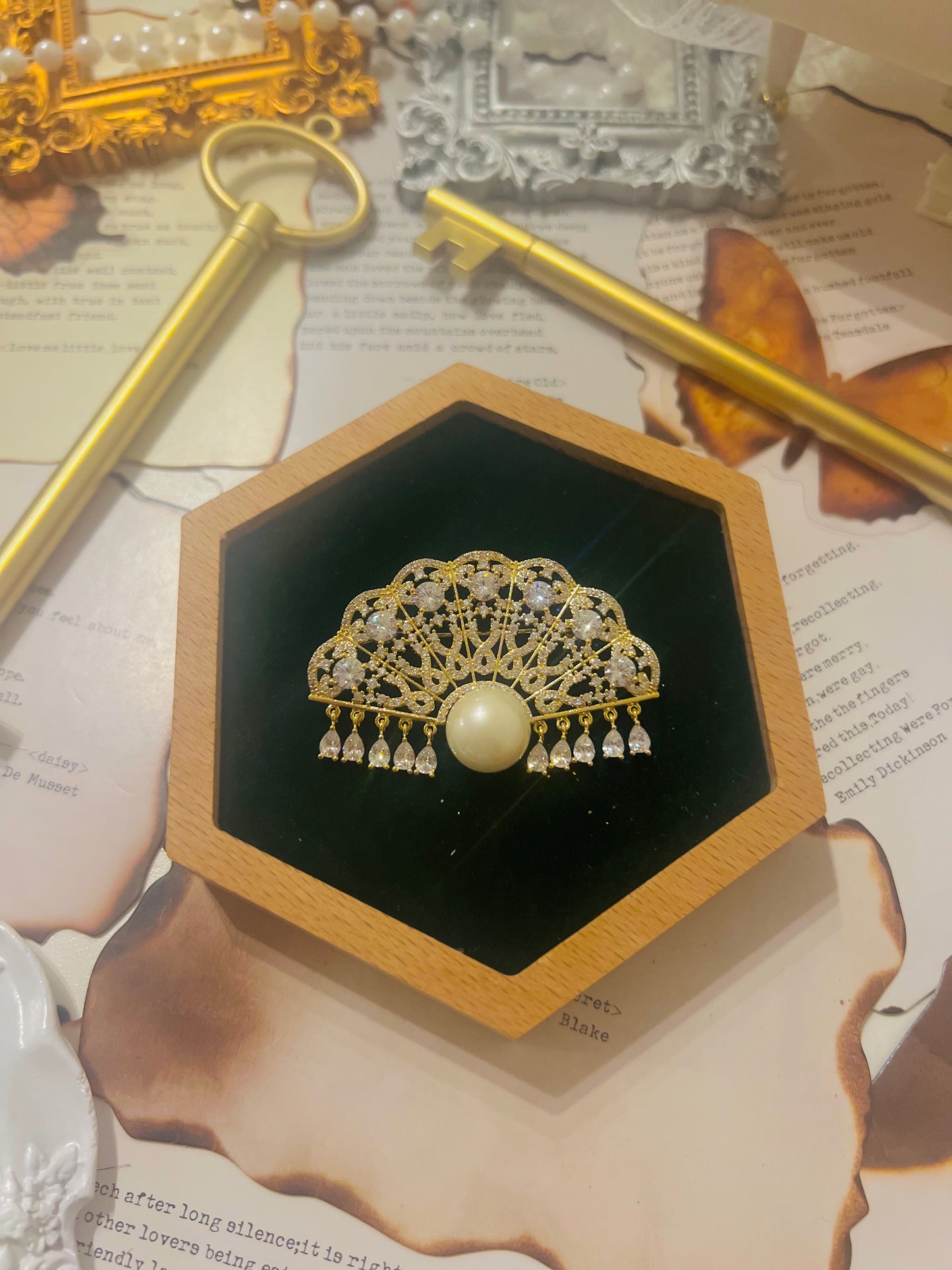 Brooch 025