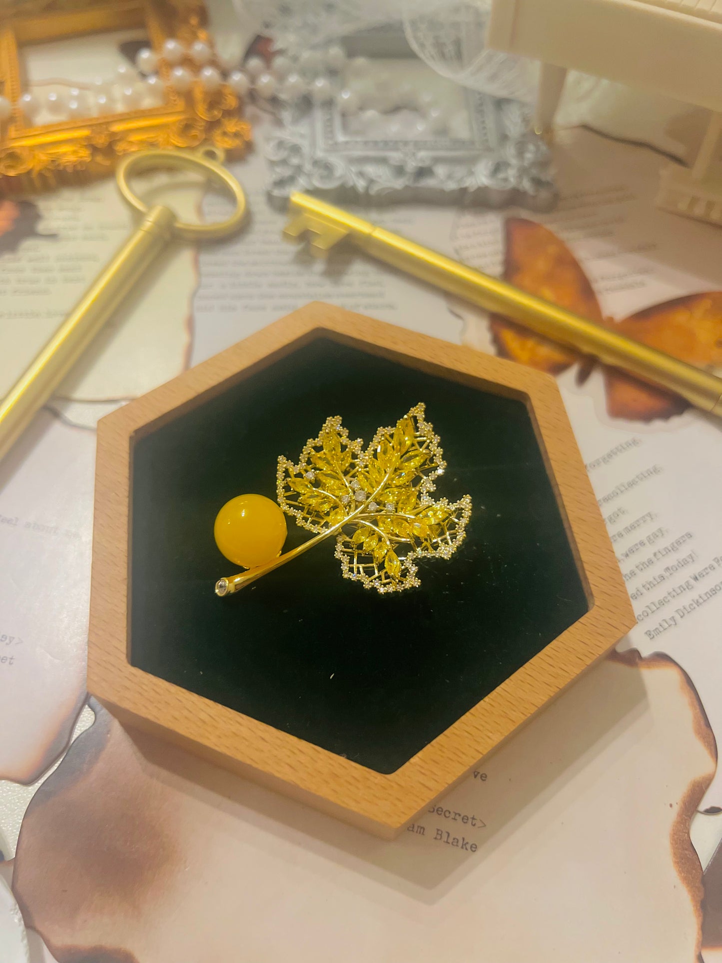 Brooch 027