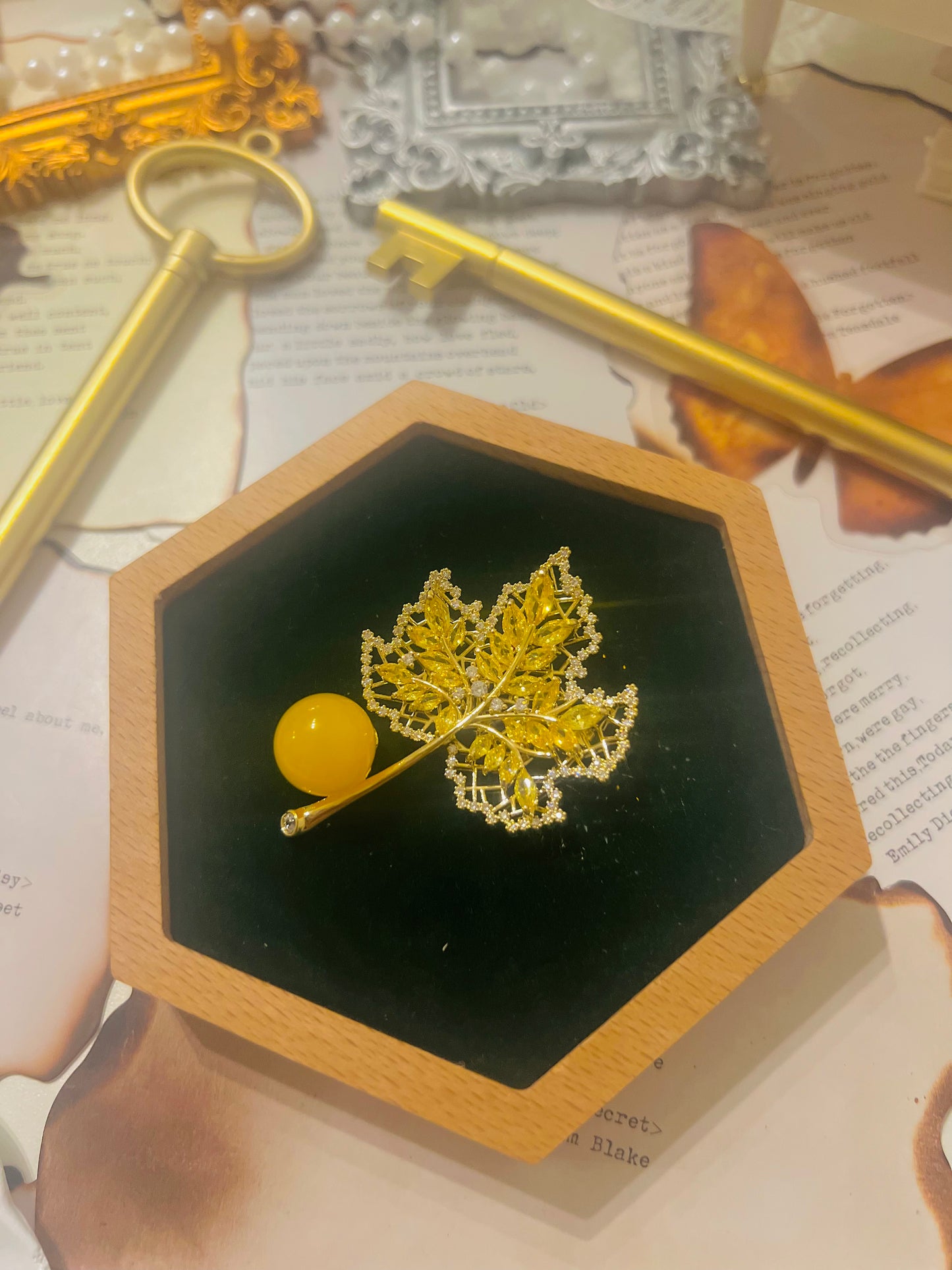 Brooch 027