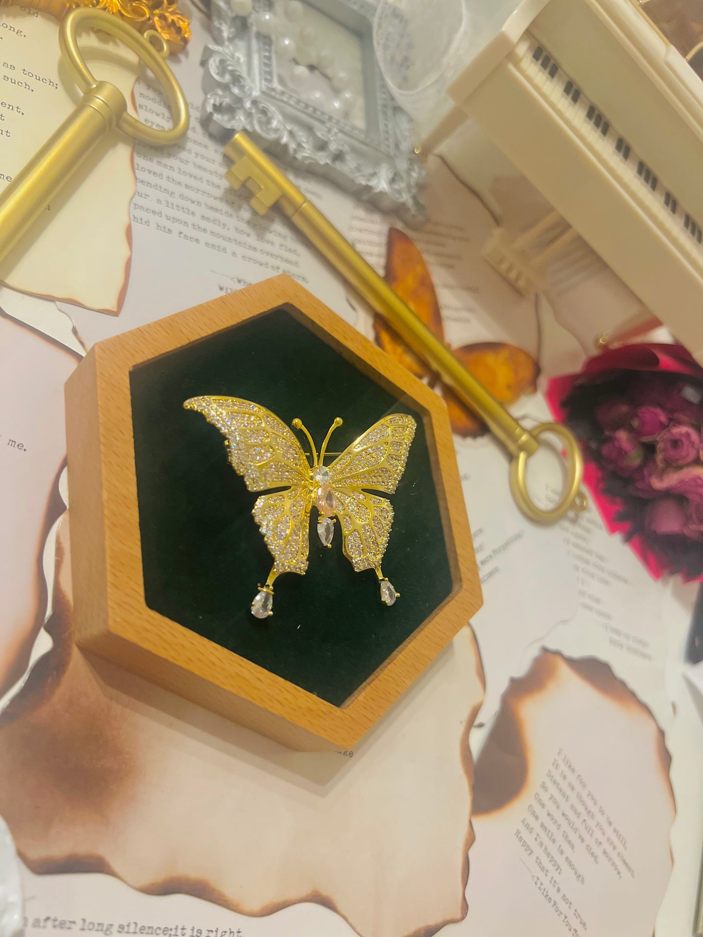 Brooch 028
