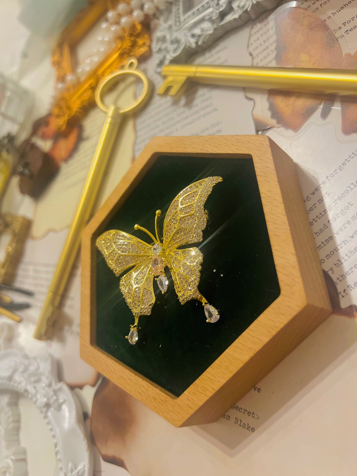 Brooch 028