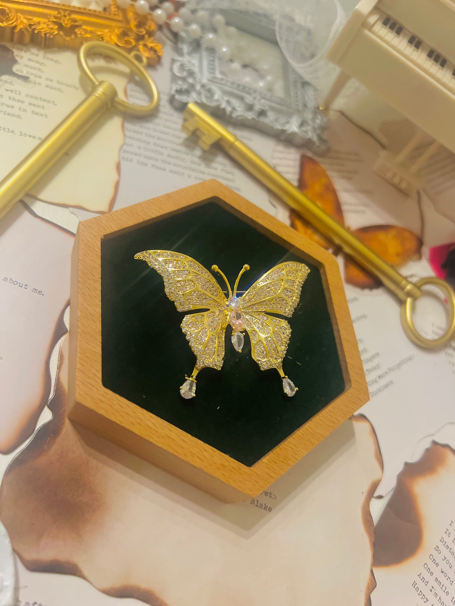 Brooch 028