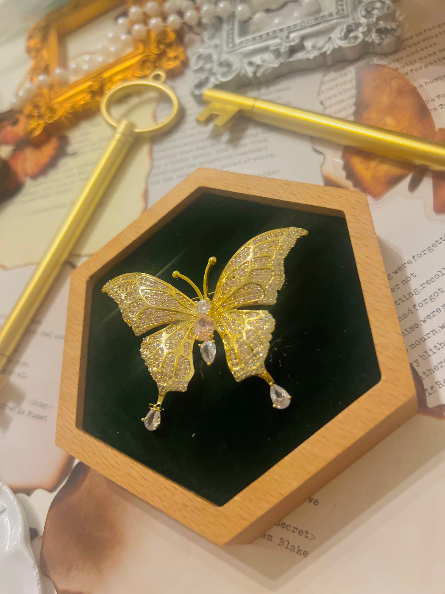 Brooch 028