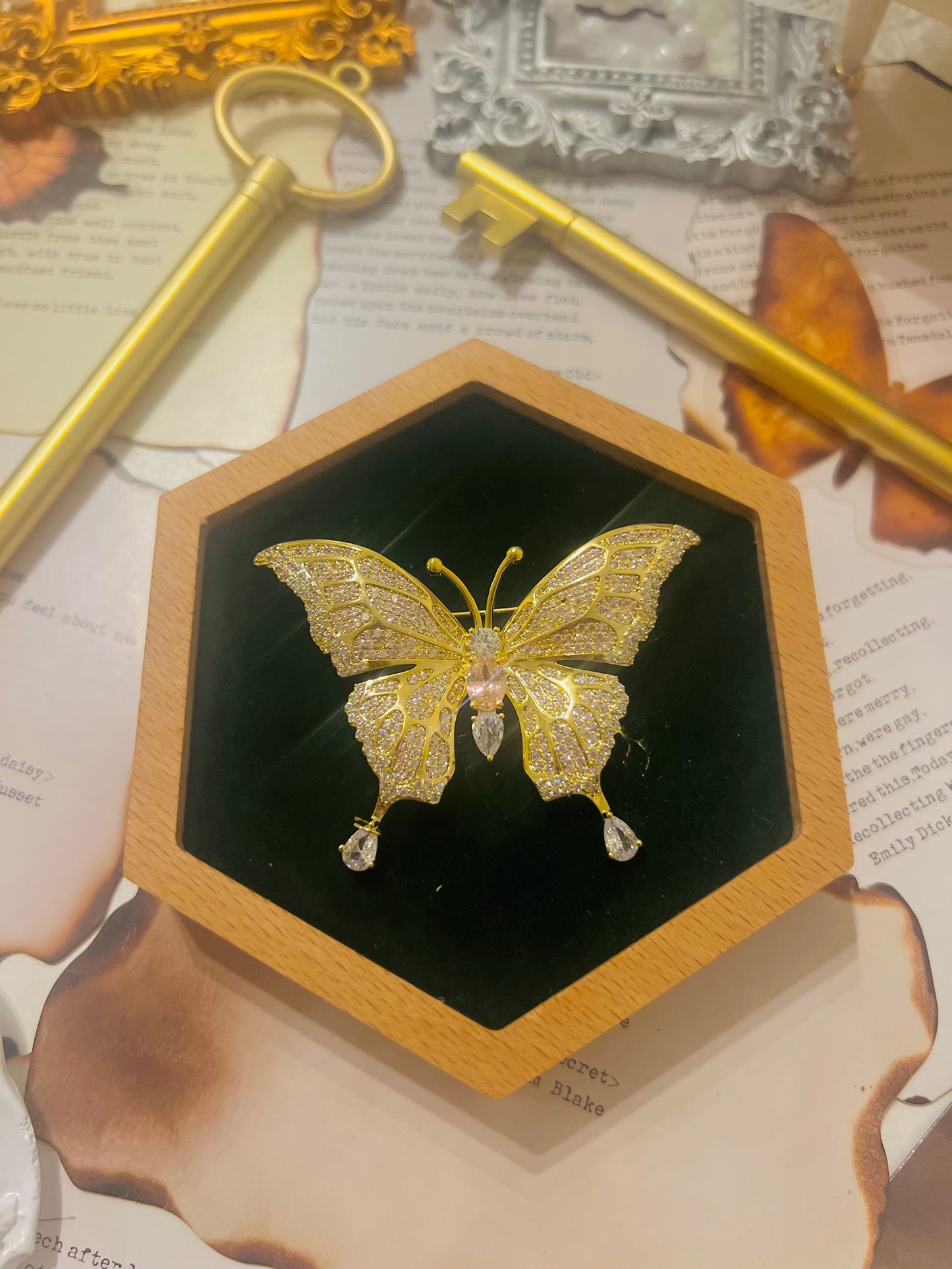 Brooch 028
