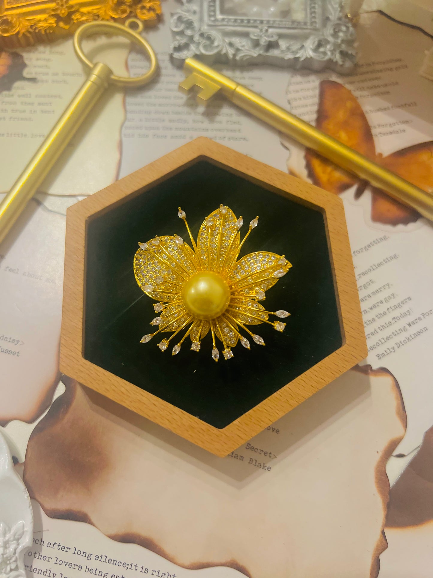 Brooch 029