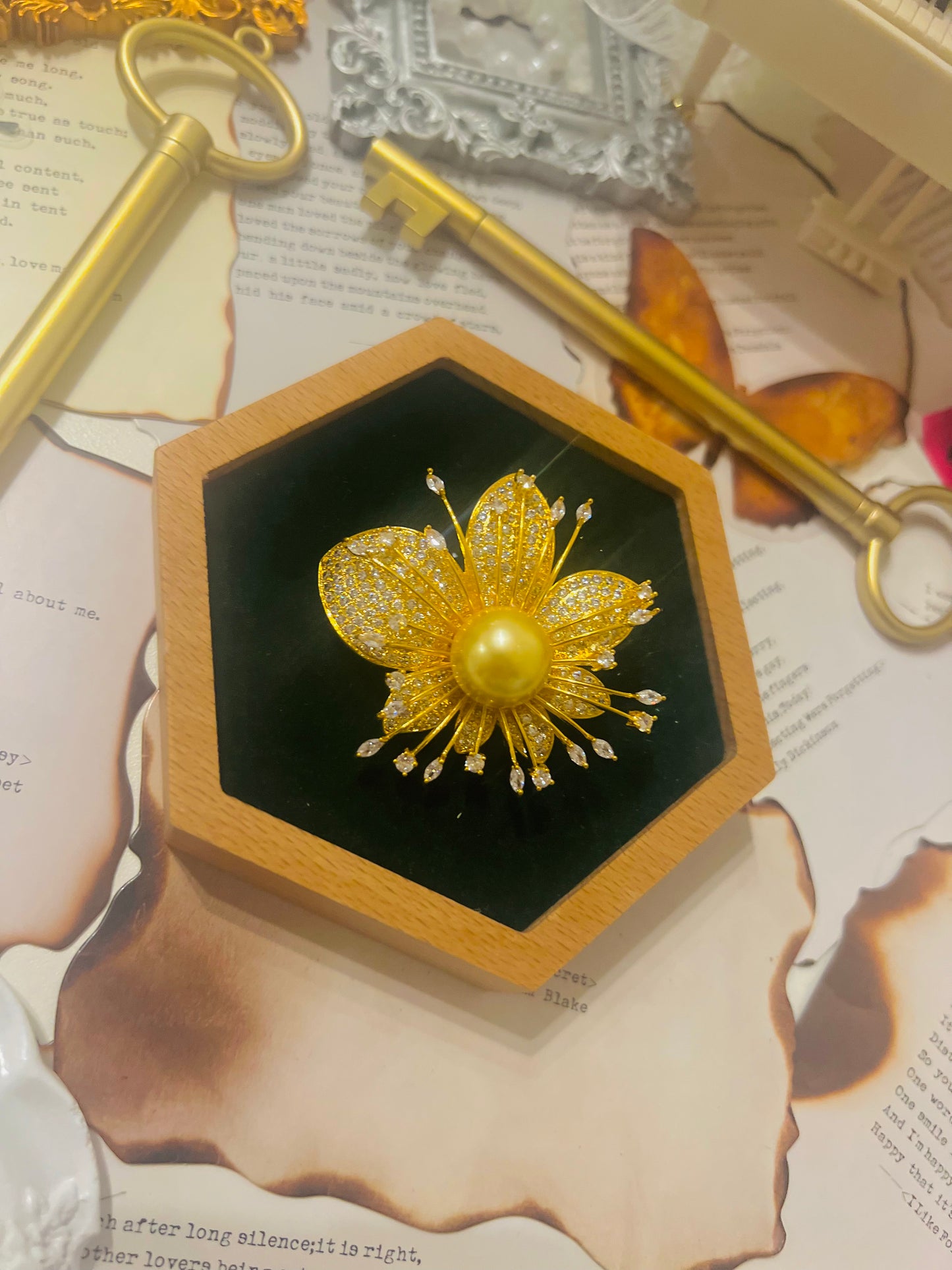 Brooch 029