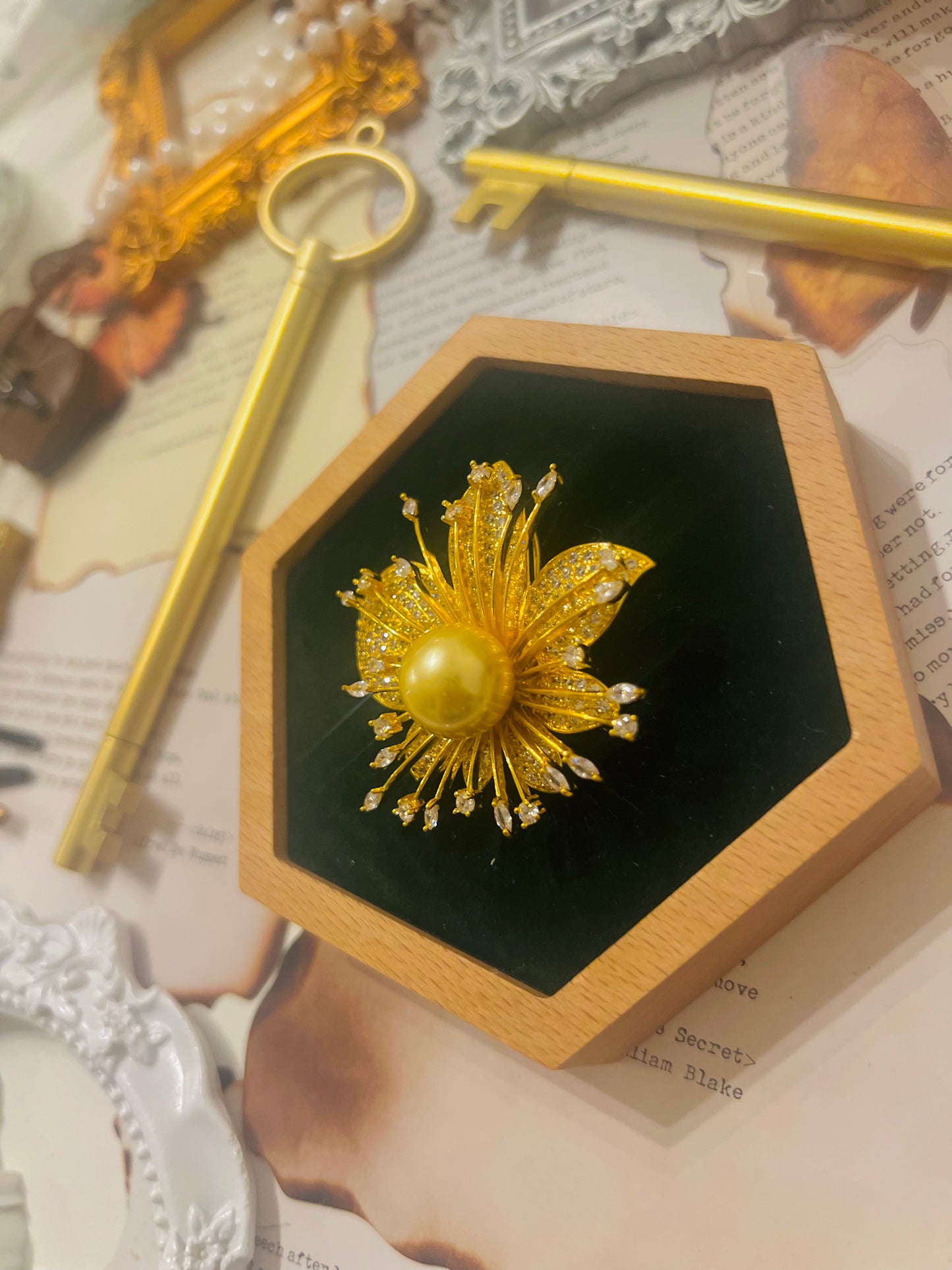 Brooch 029