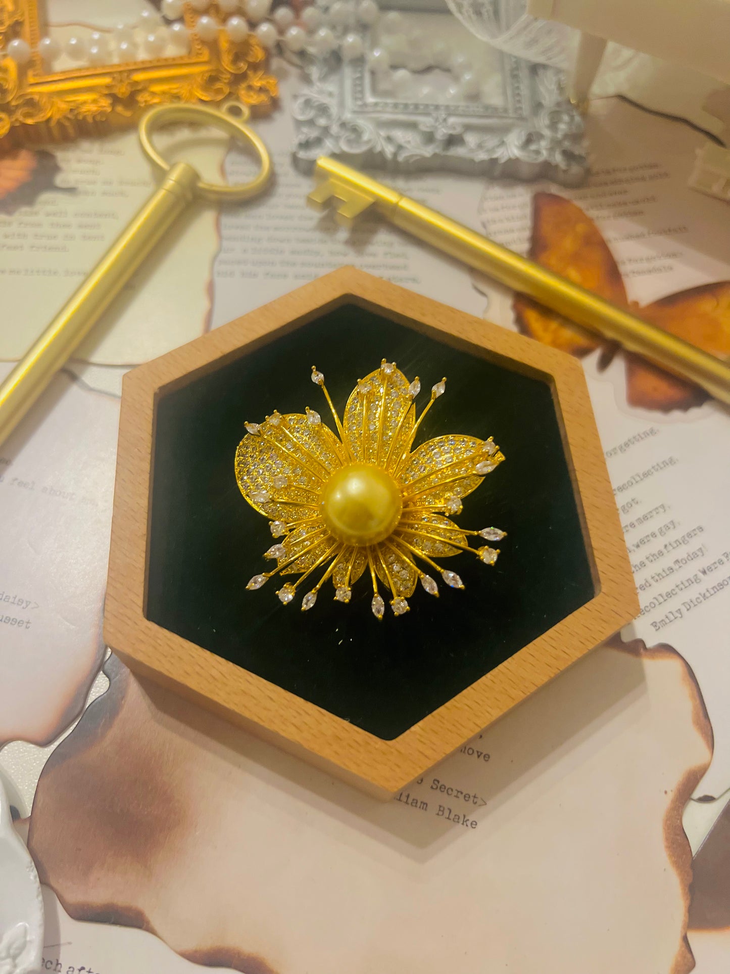 Brooch 029