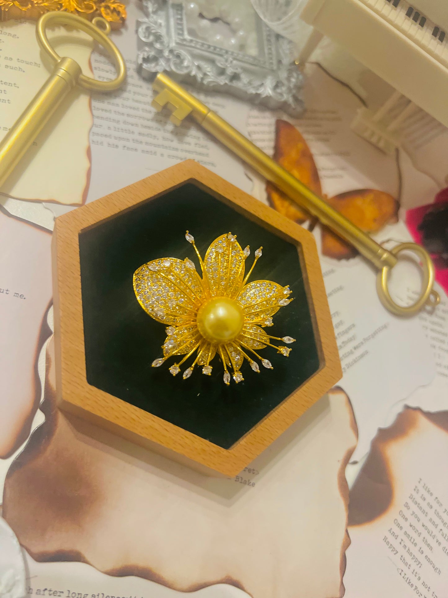 Brooch 029