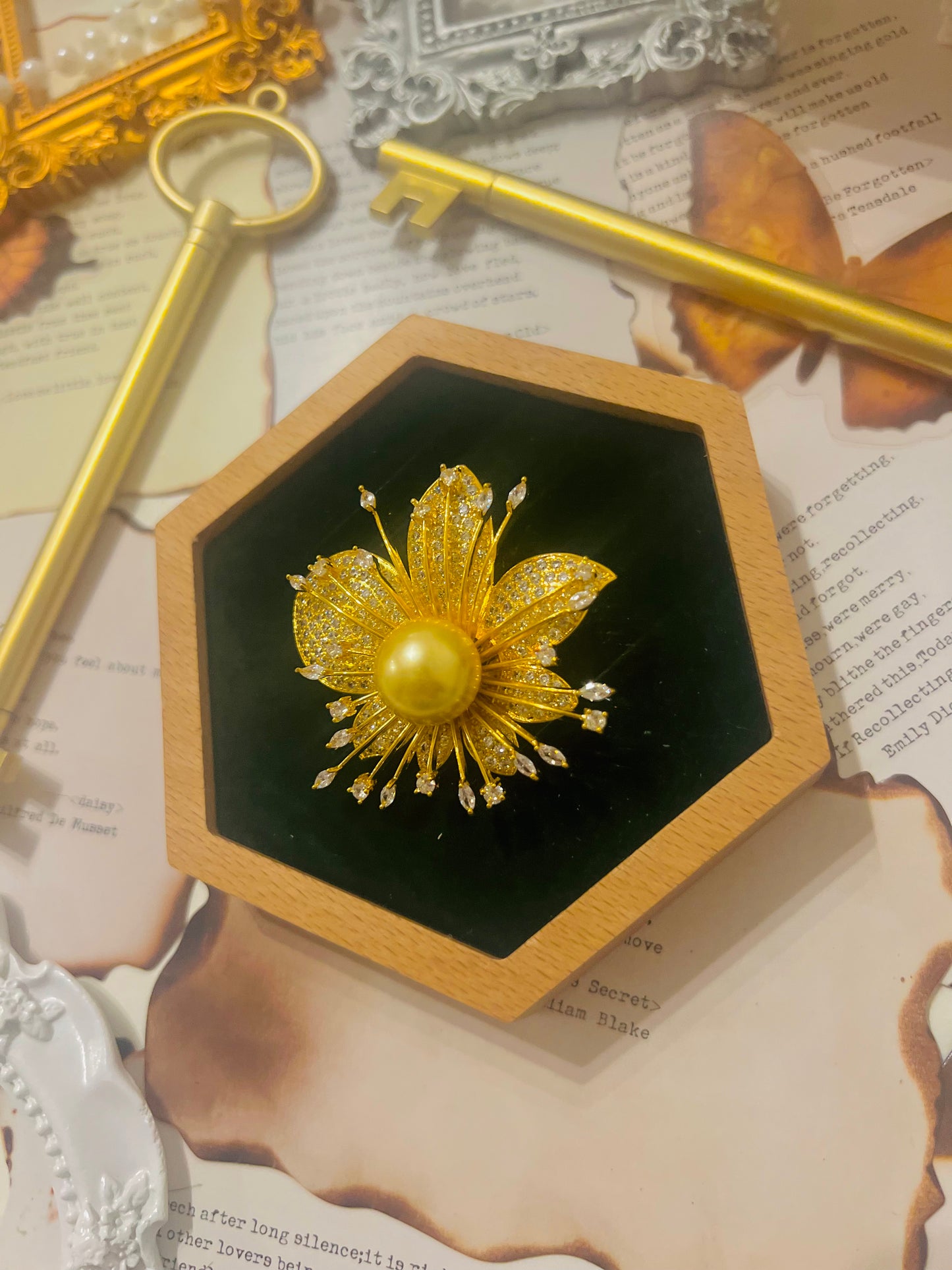 Brooch 029
