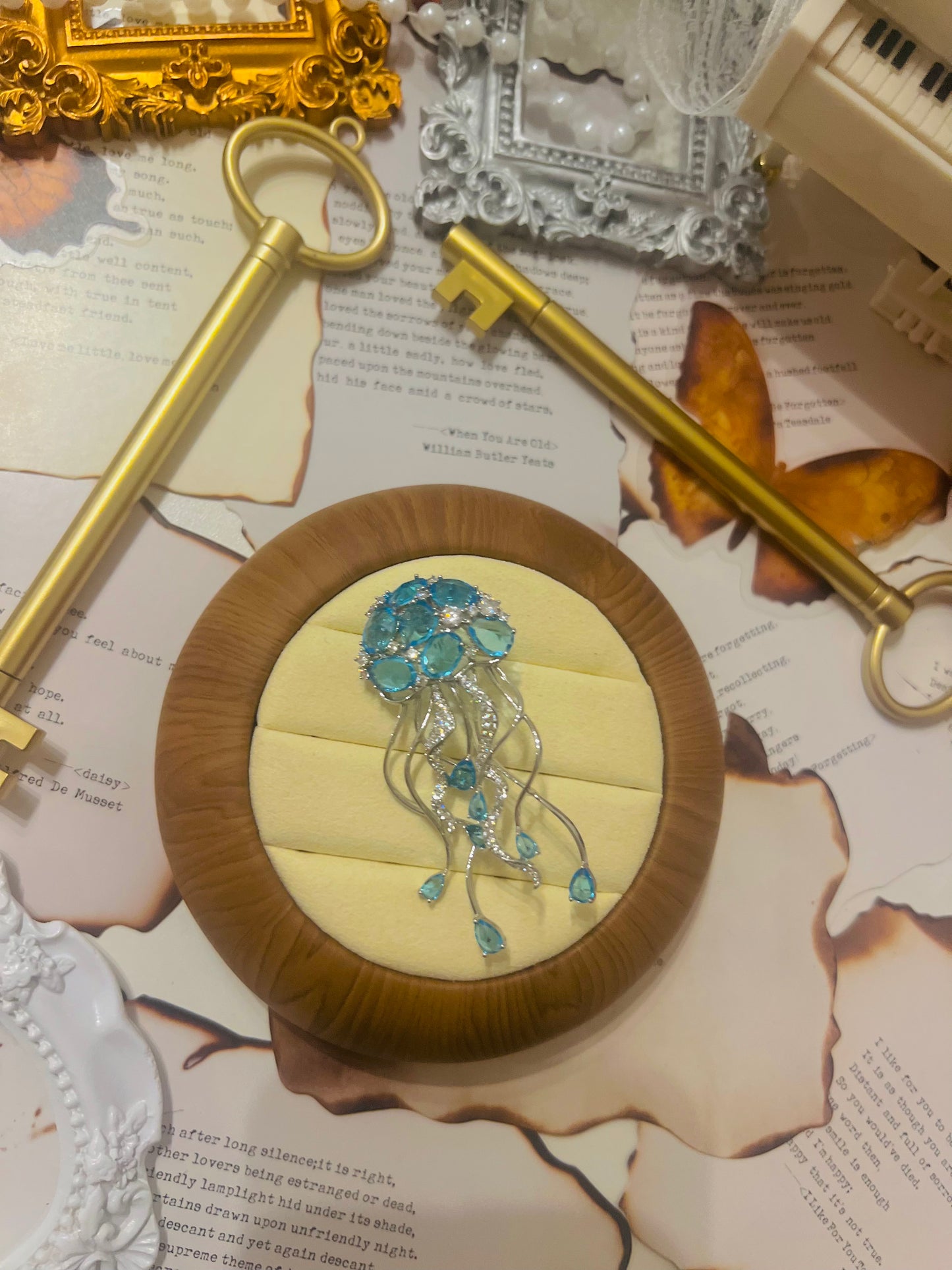 Brooch 031