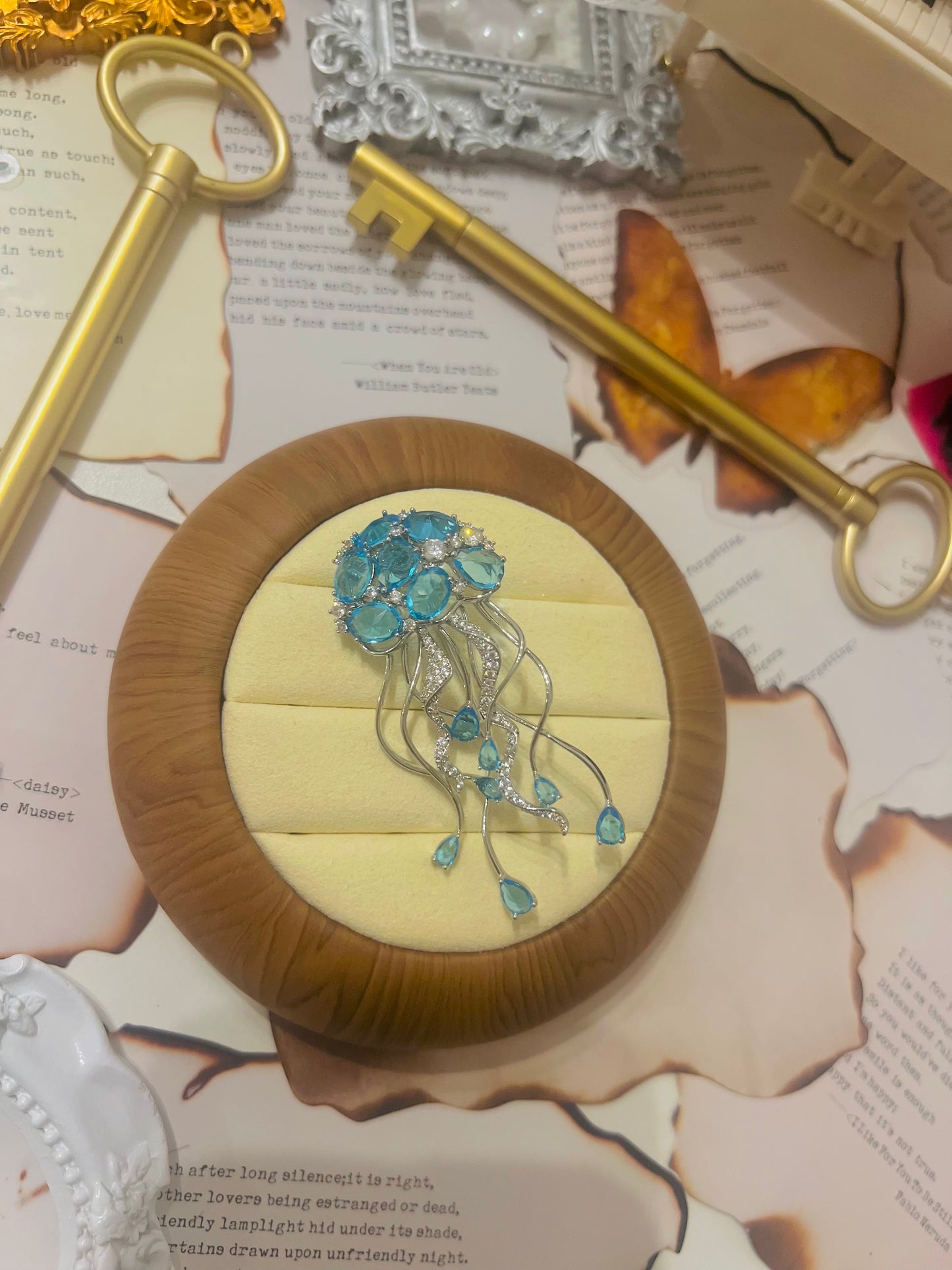 Brooch 031