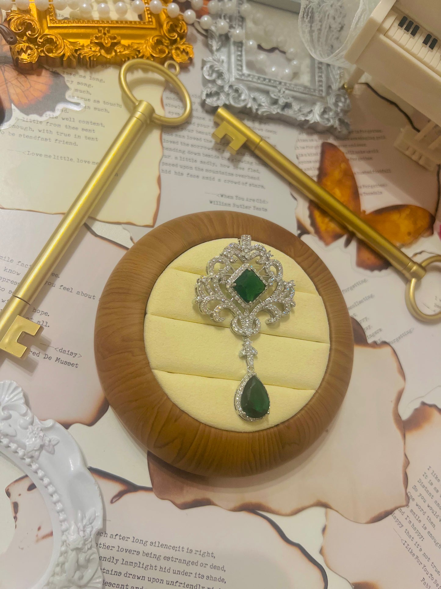Brooch 032