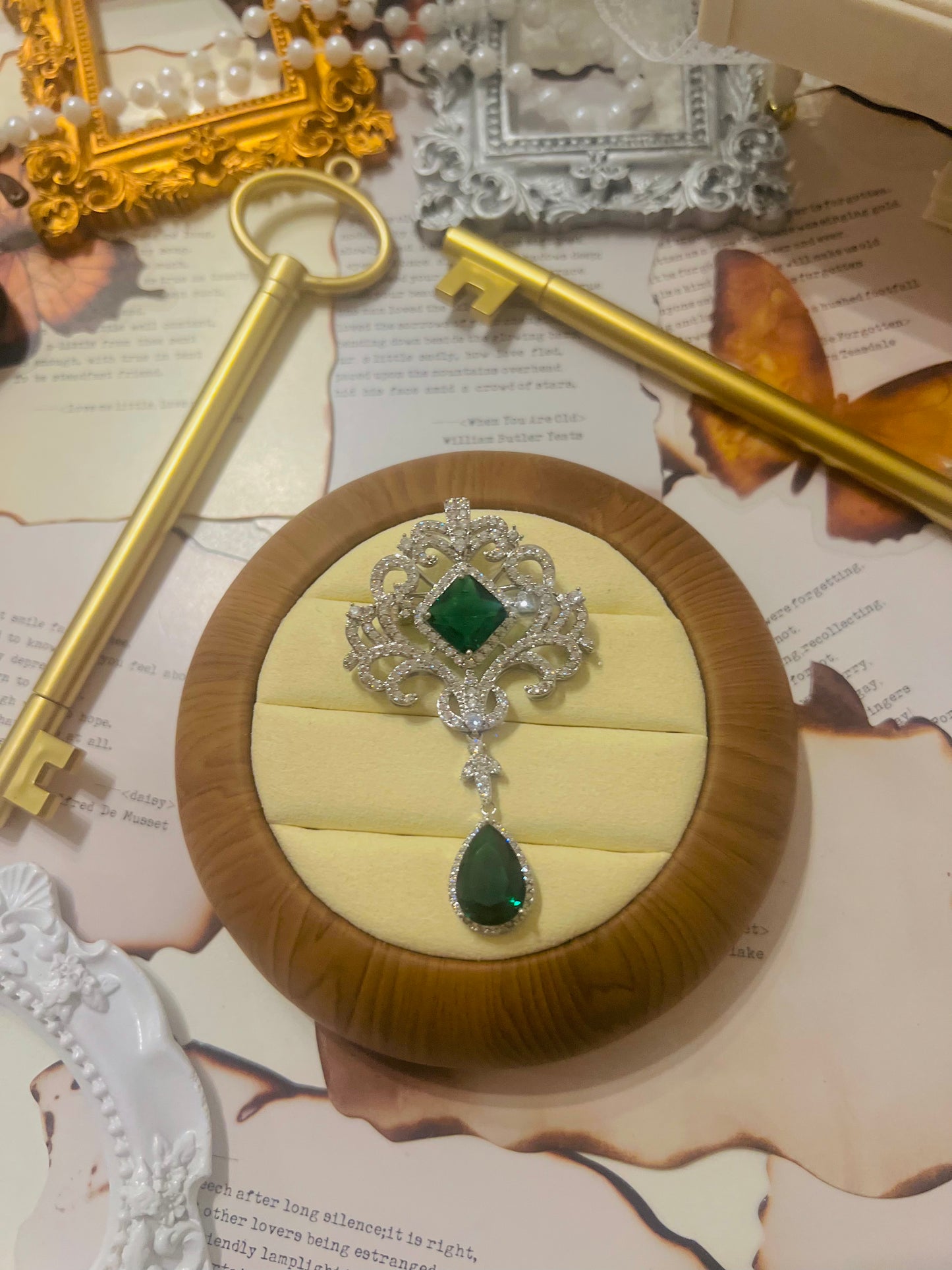 Brooch 032