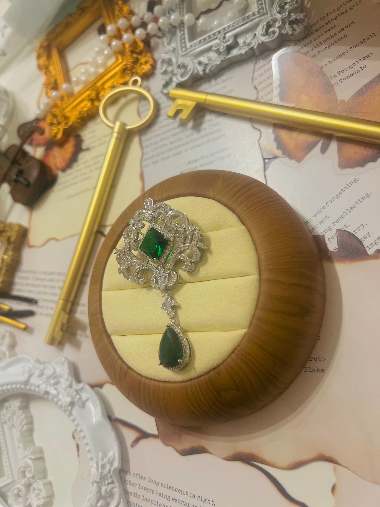 Brooch 032