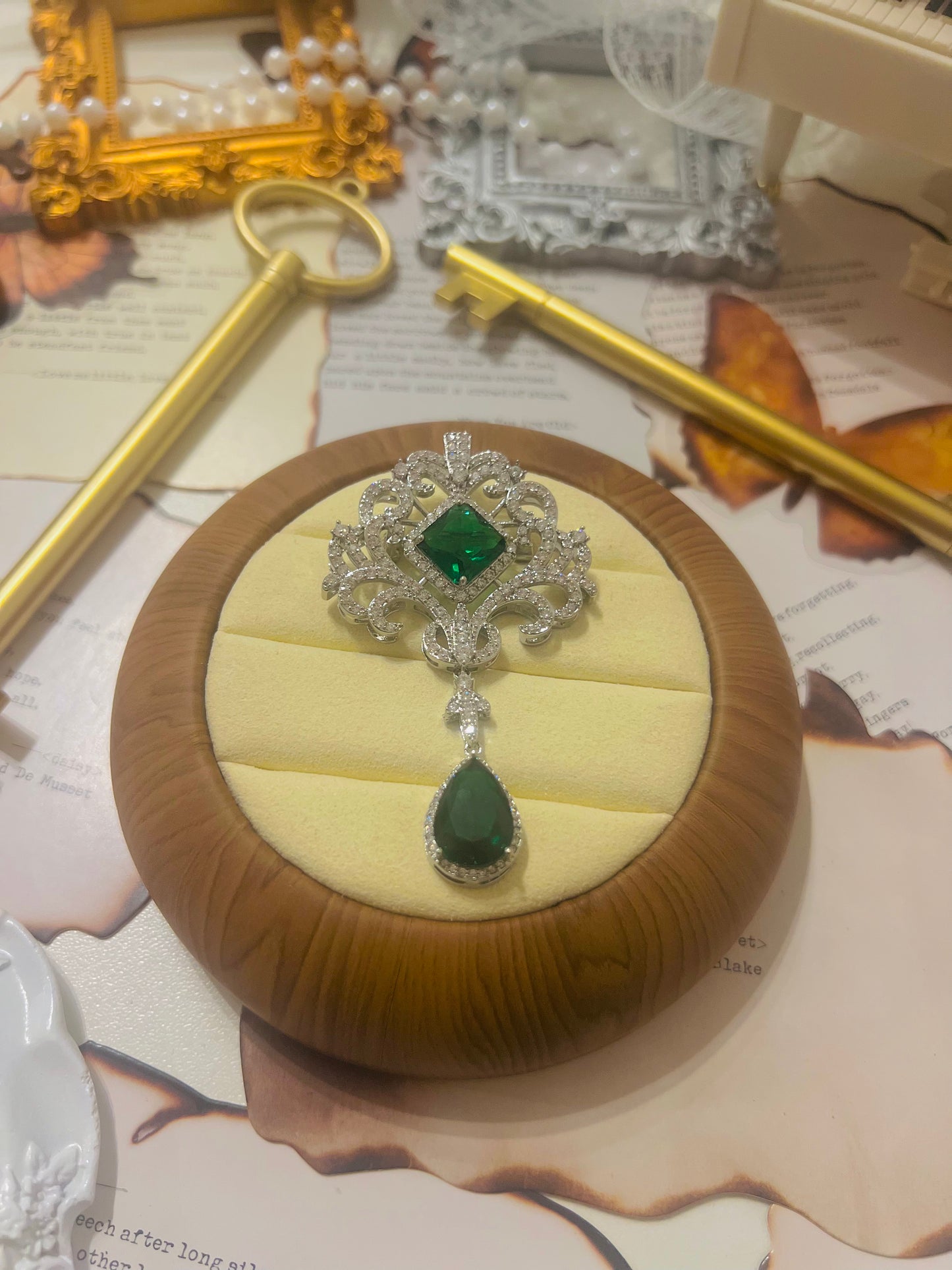 Brooch 032
