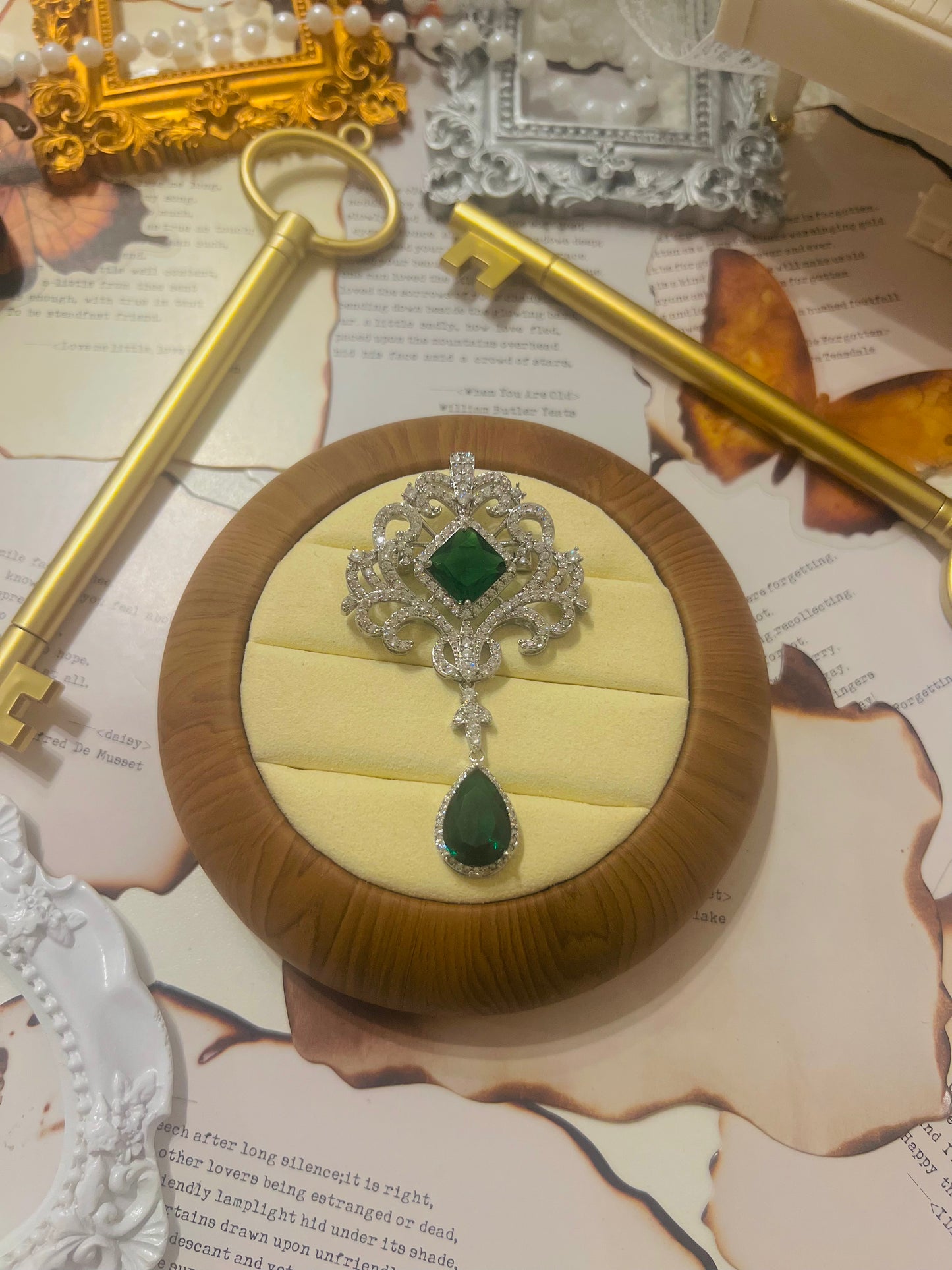 Brooch 032