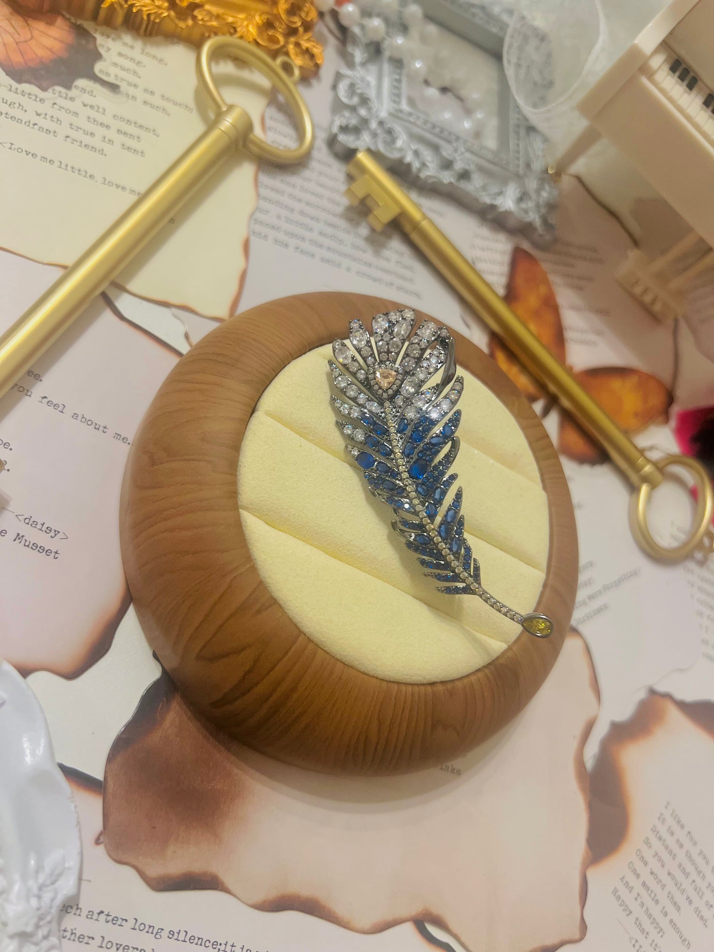 Brooch 033