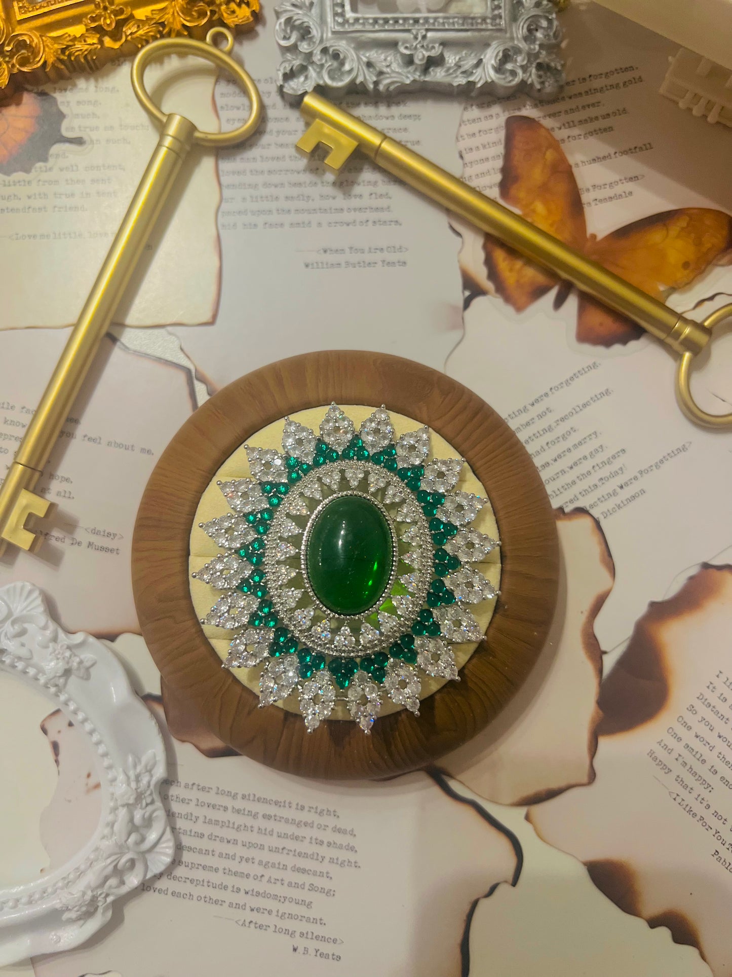 Brooch 035