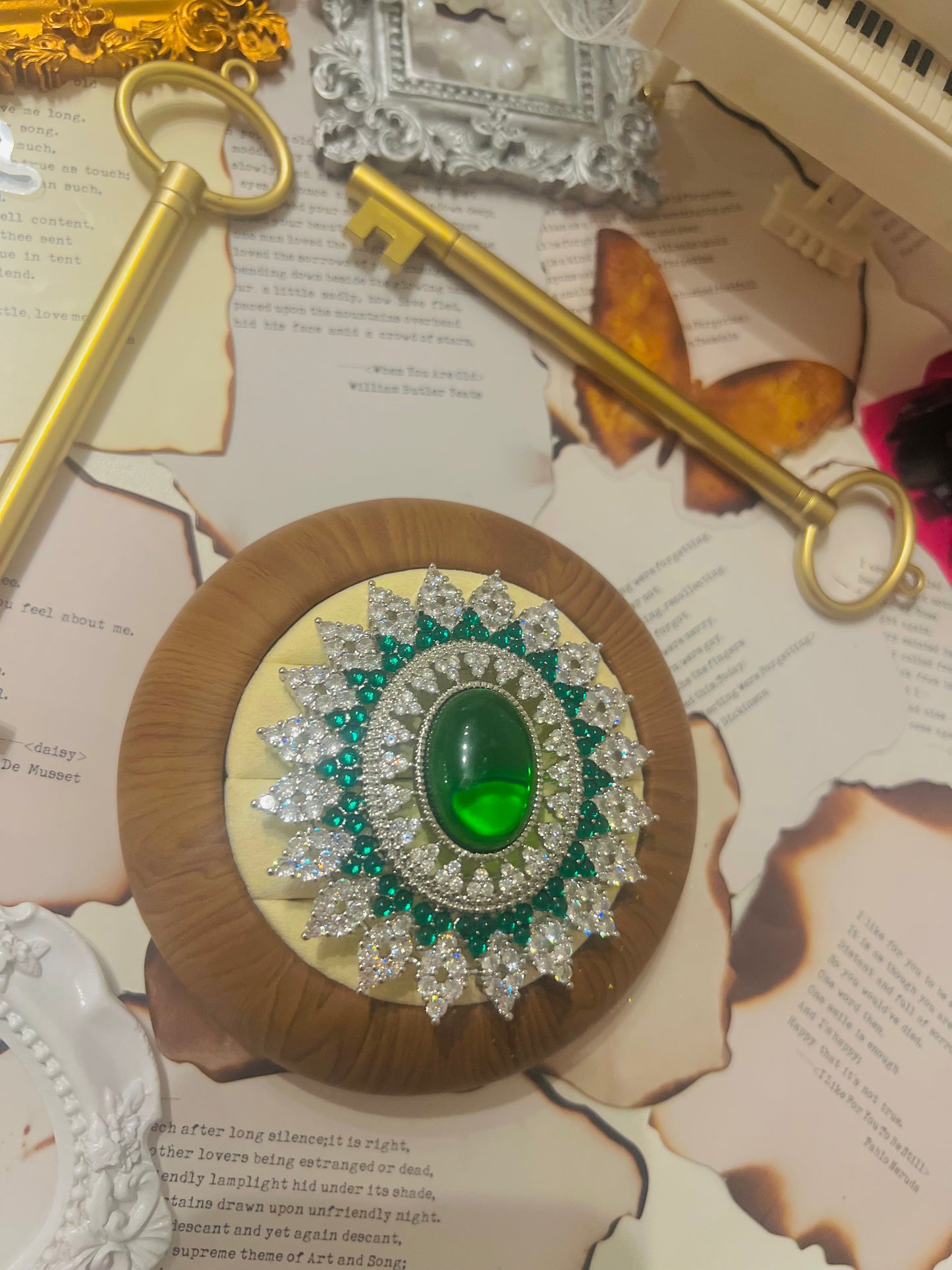 Brooch 035