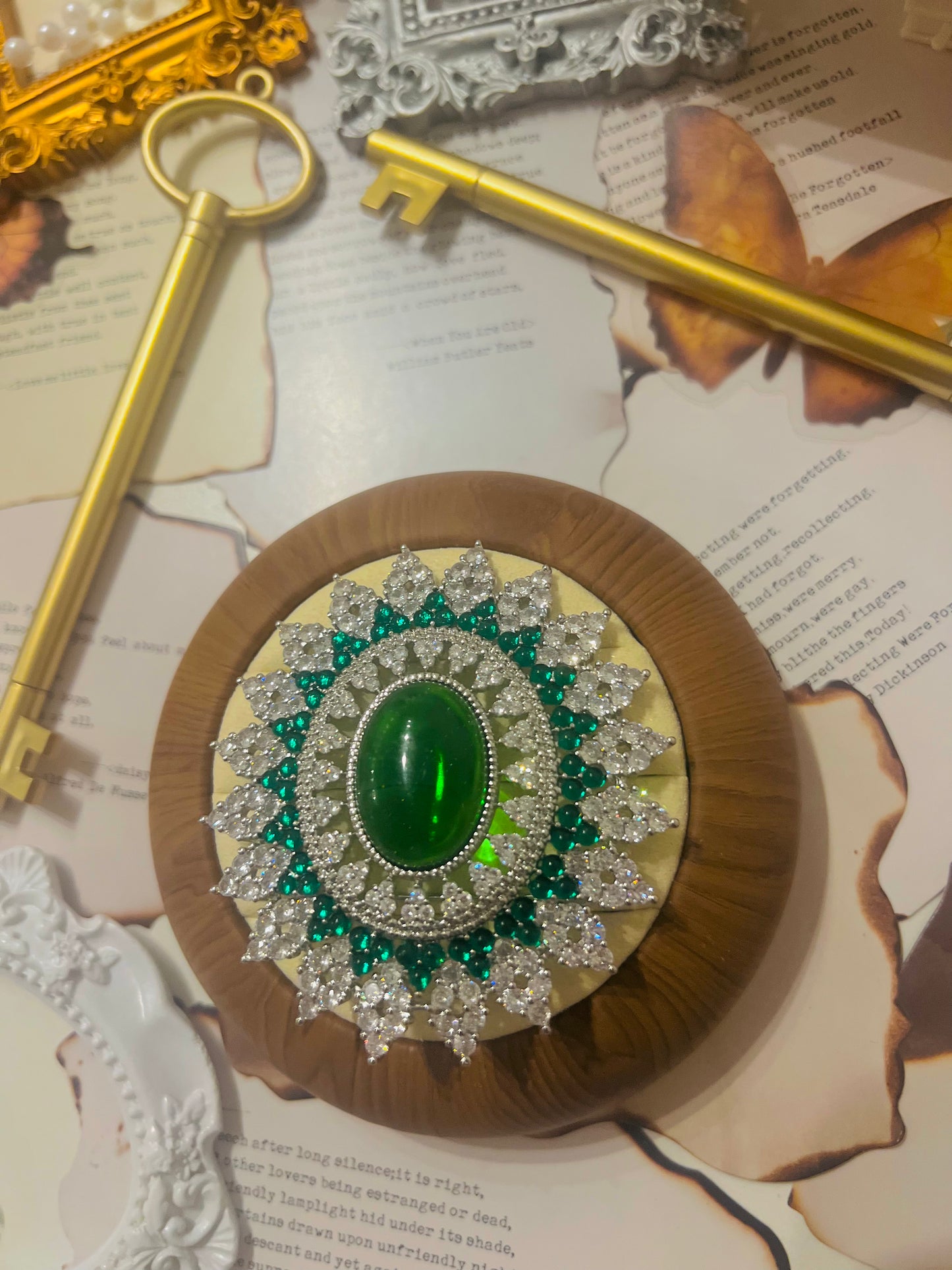 Brooch 035