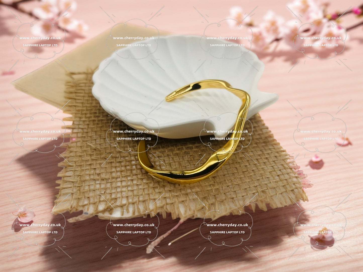 Gold streamline bracelet