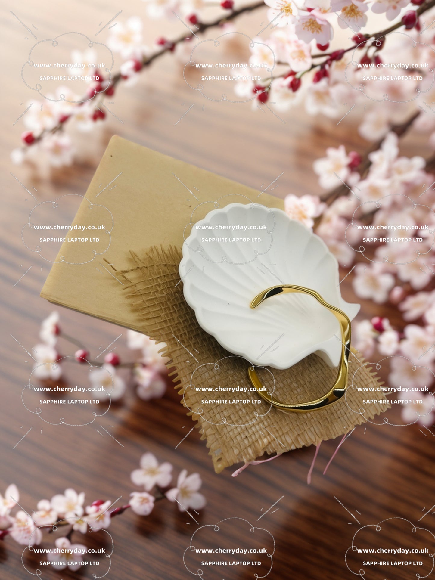 Gold streamline bracelet